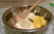 Misture os ingredientes secos e a manteiga com o auxílio de um batedor de claras ou de uma colher de pau.