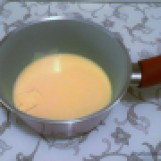 Sur feu doux mélangez 200 g de lait concentré sucré avec une 1/2 càs de beurre, jusqu'à que la pâte se décolle du fond de la casserole.