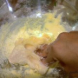Incorporez progressivement la poudre de lait jusqu'à obtenir une pâte à modeler.